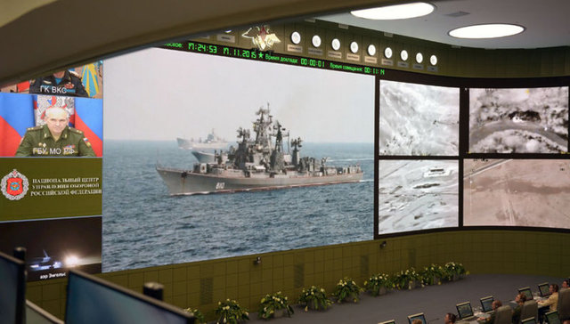 Putin, yapımı yeni tamamlanmış, maliyetinin yüksek olduğu ifade edilen  ve adeta bir sinema salonunu andıran bu odaya, Savunma Bakanı Sergey  Şoygu ve Genelkurmay Başkanı Valeri Gerasimov ile birlikte gitti.