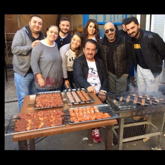 İBRAHİM TATLISES - Yıllar sonra yine mangal, yine kömür dumanı ve sevgi yumağı.. Ve yine evlatlarımla birlikte, bana bu güzel günleri bahşettiği için Yüce Allah'ıma ham dolsun... Bu grup bozulmadı, bozulmayacak eksiklere rağmen...