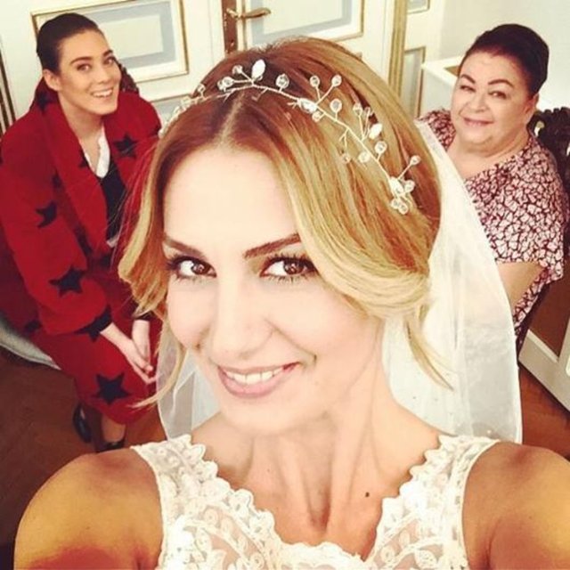 ÖZLEM YILMAZKaçıncı gelinlik saymayı bıraktım. Set.