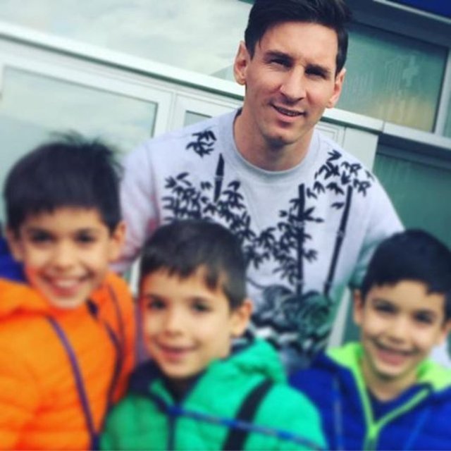 GÜLBEN ERGENDaha da ölsem gam yemem be...Bizim eve poster, Sen de Allah'a emanetsin Messi bizde