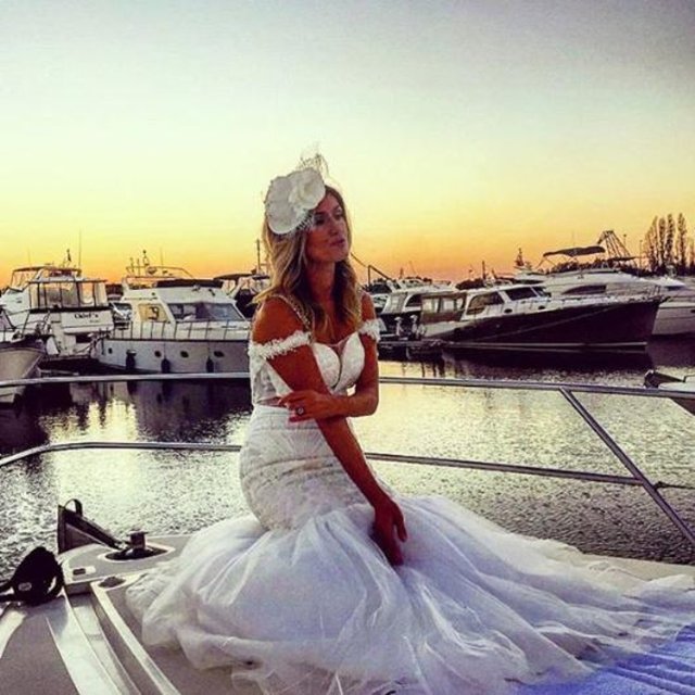 TUĞBA ÖZAYHayattan beklentilerin hiç bitmesin ... Düşlerin ve umutların seni ayakta tutar ... Mücadele et.