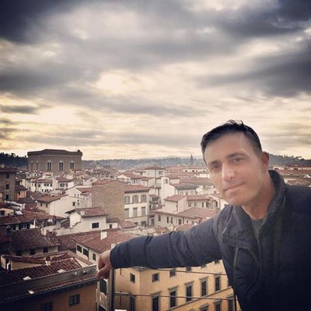 MUSTAFA SANDALUzun zamandan beri dinlememiştim biraz önce manzaraya karşı keyfini çıkardım