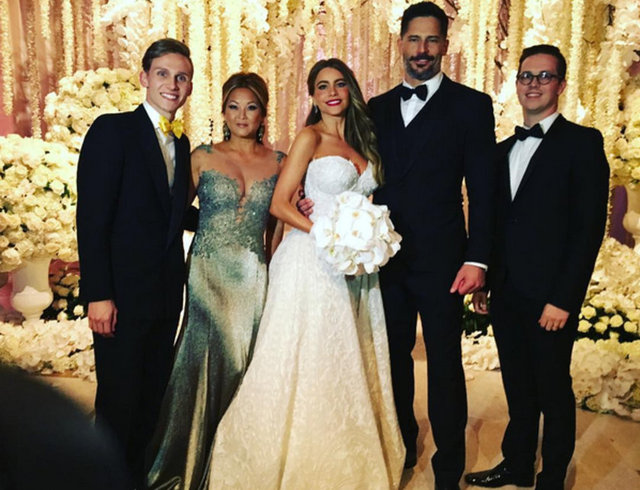 Dünyanın en seksi kadınlarından biri olarak nitelendirilen 43 yaşındaki Vergara ile True Blood dizisinin oyuncularından Manganiello'nun Florida'daki düğünlerine Hollywood'un ünlüleri de katıldı.