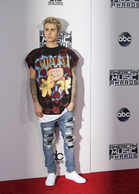 JUSTIN BIEBER