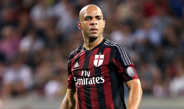 Denizli'nin istediği tecrübeli ve defansı toparlayacak isim olaraksa önüne Milan'da forma giyen Alex isminin masaya geldiği bildirildi.