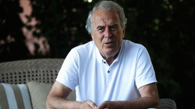 "Quaresma hiçbir zaman aklımdan geçmedi, Van der Vaart gündeme hiç gelmedi, Sosa ve Diego olmadı. Orta sahaya 10,5 numara arıyorum." Temmuz 2009 - Beşiktaş'ın transfer gündemi hakkında