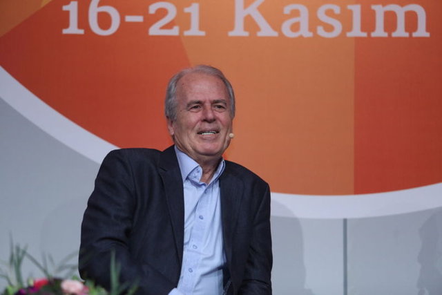 "Hayatım boyunca bir işim varken başka bir işin peşinden koşmadım. Bu olayların çok dışındayım. Beni bazı hesapların içine çekmeye çalışıyorlar." Kasım 2006 - Persapolis'i çalıştırırken Beşiktaş ile anılmasının üzerine.