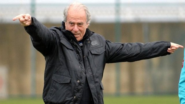 "Ben manyak seviyesinde Beşiktaşlıydım. 10 yaşındayken Beşiktaş için Çeşme'den İzmir'e, o zamanlar 5 saatlik yoldu." - Serencebey gazetesi Ağustos 2006