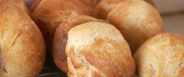 Ekmek yeterince soğuduktan sonra aşırı nem kaybına uğramadan, uygun bir  şekilde ambalajlandığında, ekmeğin ömrü uzayacaktır, ayrıca ekmek  dilimlenerek tüketildiğinde gerikalan kısım daha geç bayatlayacaktır.