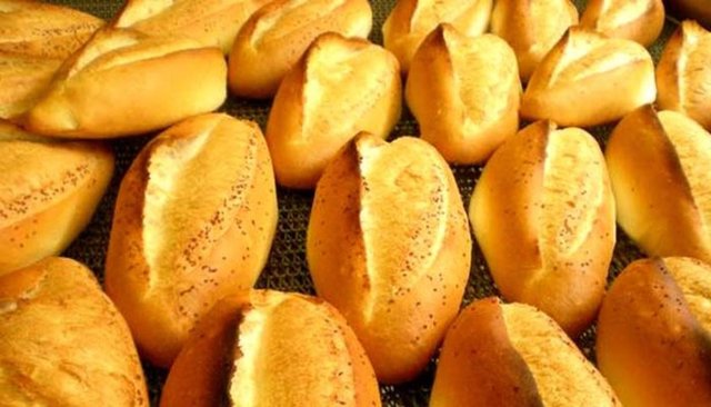 Ekmek tüketilirken, bazı kişiler ekmeğin kızarmış bölümü yani dış  kabuğunu sevdikleri için veya ekmeğin içi sıcakken hamur olduğundan önce  ekmeğin kabuğunu kopartarak yerler.