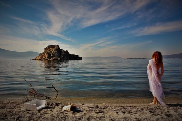 Fotoğrafçı Murat Çiçek, Bafa Gölü'nde tehlikeli boyutlara ulaşan kirliliğe dikkat çekmek için, 'Nü' çalışması yaptı.