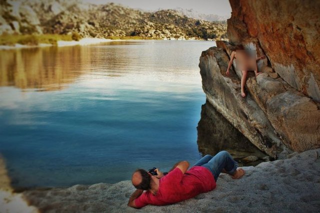 Murat Çiçek, Aydın ve Muğla illeri arasındaki Bafa Gölü'nde son yıllarda artan kirliliğin boyutlarını ortaya serdiğini söylediği çalışmasında, profesyonel bir manken kullandığını belirtti.