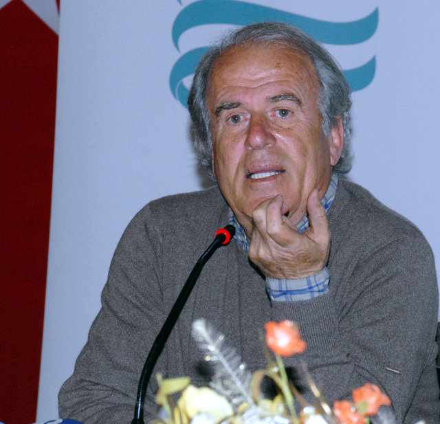 Denizli bu görüşmede, "Ben sadece başkana bağlı olurum. Florya'da hiçbir yönetici bana karışamaz. Kendi prensiplerimin aynen uygulanmasını isterim" dedi.
