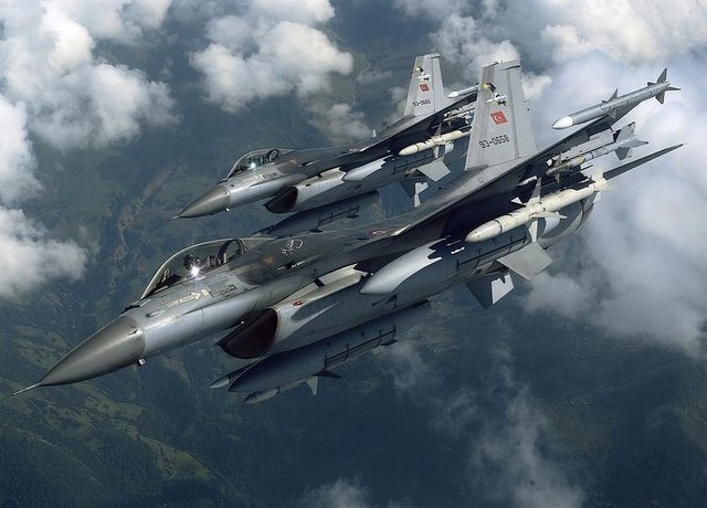 SU-24 TİPİ UÇAĞI DÜŞÜREN TÜRK JETLERİ F-16'LARIN ÖZELLİKLERİ Türk Hava Kuvvetleri'nin kullandığı F-16'lar C ve D serisidir. C serisi tamamen av ve bombardıman görevleri için imal edilmiştir. D serisi ise hem savaş hem de eğitim amacıyla kullanılmaktadır. 