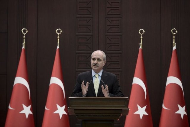 Kurtulmuş, 1998 yılında siyaset yaşamına girerek Fazilet Partisi İstanbul İl Başkanı ve Genel İdare Kurulu üyesi olarak görev yaptı.2001 yılında Fazilet Partisi'nin kapatılmasının ardından Saadet Partisi'ne katıldı.