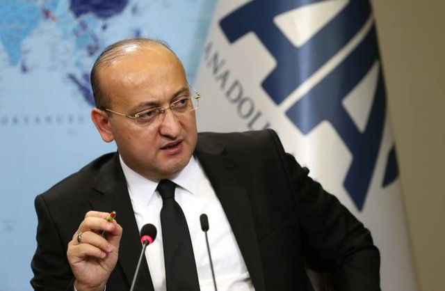 Pendik Belediyesi Eğitim Kültür ve Halkla İlişkiler Müdürlüğü, Devlet Bakanı Basın Müşavirliği, Adalet ve Kalkınma Partisi Genel Başkan Danışmanlığı ve Başbakan Başmüşavirliği görevlerinde bulundu. TOBB Ekonomi ve Teknoloji Üniversitesi ile Bahçeşehir Üniversitesi Liderlik Okulunda ders verdi.