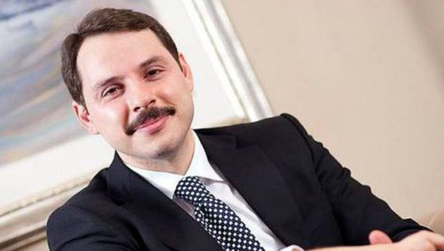 Enerji ve Tabii Kaynaklar Bakanı - Berat Albayrak - İstanbul Üniversitesi İngilizce İşletme Bölümü'nden mezun olan Albayrak, profesyonel yaşamına 1996 yılında başlamıştır. Çalıştığı şirketlerde yurtiçi ve yurtdışı birçok üst düzey pozisyonda bulundu.2013 yılı sonunda özel sektörden ayrılan Albayrak, Sabah Gazetesi'nde yazar olarak görev almakta, aynı zamanda Marmara Üniversitesi'nde Bankacılık ve Finansman alanında ders vermekte, birçok sivil toplum kuruluşunda çeşitli görevler üstlenmektedir.