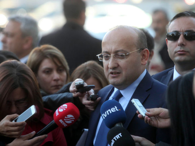 Milliyet gazetesinde staj yaparak gazeteciliğe başladı. İç Anadolu gazetesini çıkardı. Yeni Şafak ve Star gazeteleri ile çeşitli dergilerde yazarlık yaptı.