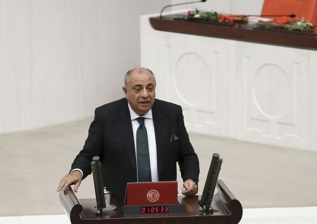 İngilizce bilen Türkeş, 3 çocuk babasıdır. (AK PARTİ'nin internet sitesinden alınmıştır.) 