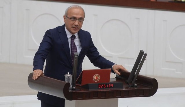 Profesyonel İş Hayatı1987-1989: ETİBANK Genel Müdürlüğü, Yöneylem Araştırma Grubunda mühendis. 1989-2007: Başbakanlık Devlet Planlama Teşkilatı'nda çeşitli görevlerde bulundu: 1989-1990: Teşvik ve Uygulama Genel Müdürlüğü, Yatırım ve İhracat Teşviklerinin değerlendirilmesi ve Teşvik Politikaları alanında Planlama Uzman Yardımcısı,