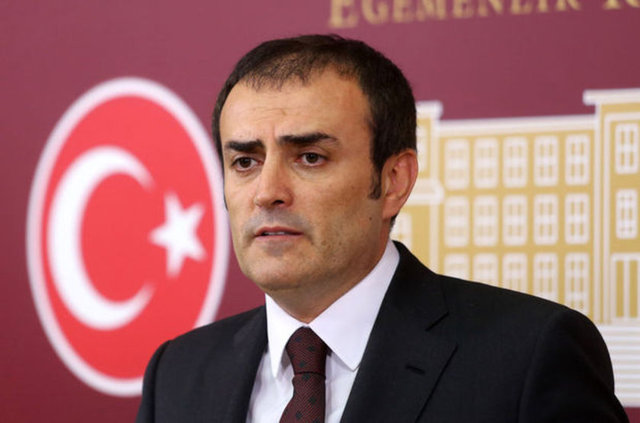 Kültür ve Turizm Bakanı - Mahir Ünal - 1966, Kahramanmaraş, Elbistan doğumlu. 1984 Bahçelievler Kocasinan Lisesi, 1991 Marmara Üniversitesi İlahiyat Fakültesi'nden mezun oldu. 1997 yılında İstanbul Üniversitesi Sosyal Bilimler Enstitüsü, Sosyal Yapı ve Sosyal Değişme Ana Bilim Dalı'nda yüksek lisansını tamamladı. Kent çalışmaları, yerel yönetimler ve siyasal iletişim konularında danışmanlık hizmetleri vermenin yanı sıra özel bir üniversitede Davranış Bilimleri Bölüm Başkanlığı görevini yürüttü.AK Parti İstanbul İl Başkanlığı tarafından 2003 yılında gerçekleştirilen Siyaset Akademisi'nde etkili iletişim dersleri ve bir vakıf üniversitesinde MBA'da Örgütsel Davranış dersleri verdi. 2005 yılında İTO'da müşavir olarak görev yaptı. 2007-2009 yıllarında İstanbul Büyükşehir Belediyesi Spor Kulübü Yönetim Kurulu üyeliği yaptı. 