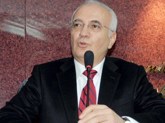 Ekonomi Bakanı - Mustafa Elitaş - 5 Şubat 1957'de Kayseri'de doğdu. Babasının adı Mustafa, annesinin adı Nuriye'dir.Ekonomist ve Sanayici; Ankara Üniversitesi Siyasal Bilgiler Fakültesi İktisat ve Maliye Bölümünü bitirdi.Sanayici olarak iş hayatını yürüttü. Kayseri Organize Sanayi Bölgesi Müteşebbis Heyet Üyesi oldu. Kayseri Sanayici ve İşadamları Derneği (KAYSİAD) Yönetim Kurulu Üyeliği görevini yürüttü. Mülkiyeliler Birliği Kayseri Şubesi Kurucu Üyeliği görevini üstlendi.