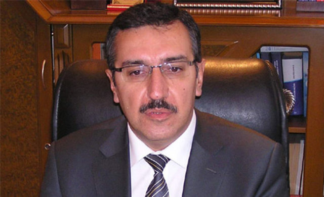 Gümrük ve Ticaret Bakanı - Bülent Tüfenkçi - 1966 Malatya-Yeşilyurt doğumlu. Ortaokul ve Lise öğrenimini Yeşilyurt İmam Hatip Lisesinde tamamladı. 1984 yılında Ankara Üniversitesi Hukuk Fakültesi mezunu oluktan sonra Ticaret Hukuku üzerine yüksek lisans eğitimini tamamladı. - 2011 - 2015 yılları arasında AK PARTİ Malatya İl Başkanlığı görevini yaptı.Tüfenkçi, 1 Kasım seçimlerinde, Malatya'dan milletvekili olarak seçildi.