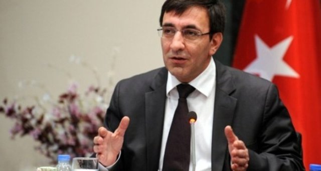 Kalkınma Bakanı - Cevdet Yılmaz - Cevdet Yılmaz, 1 Nisan 1967'de Bingöl'de doğdu. Babasının adı Kemal, annesinin adı Fatma'dır.Bürokrat; Orta Doğu Teknik Üniversitesi Kamu Yönetimi Bölümünü birincilikle bitirdi. Yüksek lisansını ABD Denver Üniversitesi Uluslararası İlişkiler Bölümünde, doktorasını Bilkent Üniversitesi Siyaset Bilimi ve Kamu Yönetimi Bölümünde tamamladı.