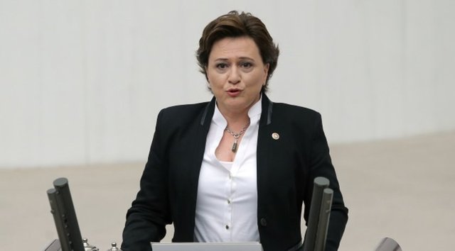 1996 – 2010 yılları arasında İstanbul, Mersin ve Adana illerinde muhtelif projelerde mimar olarak çalıştı. Nurdağ Kireç Sanayi ve Ticaret Ltd. Şti.'de şirket ortağı. Aynı zamanda Sarılar Mimarlık Ltd. Şti.'de şirket ortağı ve mimari proje sorumlusu olarak çalışmaktadır. Çok iyi derecede İngilizce bilmekte. Çeşitli vakıf, dernek ve sivil toplum kuruluşlarında üyelikleri bulunmaktadır.Aktif siyaset hayatına 2008 yılında AK PARTİ  Çukurova Kurucu İlçe Başkanı olarak başladı.