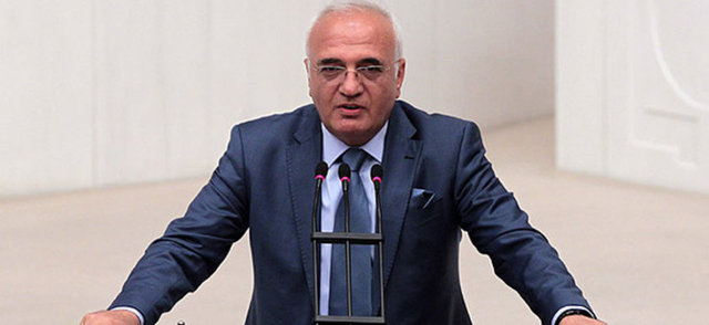 22, 23, 24 ve 26. Dönemlerde Kayseri Milletvekili seçilmiştir.64. Hükümet'te Ekonomi Bakanı olarak görevine devam etmektedir.İyi düzeyde İngilizce bilen Elitaş, evli ve 4 çocuk babasıdır.(AK PARTİ'nin internet sitesinden alınmıştır.) 