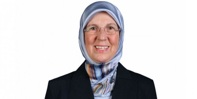 AK Parti Kurucular Kurulu Üyesidir. 2003 – 2009 yılları arasında AK Parti Genel Başkan Danışmanlığı ve MKYK üyeliği görevini üstlenmiştir.26. Dönem'de Denizli Milletvekili seçilmiştir. 64. Hükümet'te Aile ve Sosyal Politikalar Bakanı olarak görevine devam etmektedir.Evli ve iki çocuk annesi. Almanca ve İngilizce bilmektedir. - (AK PARTİ'nin internet sitesinden alınmıştır.)