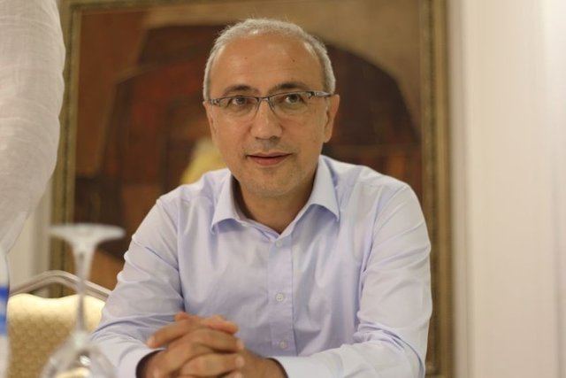 1990-1993: Madencilik Sektörü kapsamında bulunan kamu kuruluşlarının yatırımlarından sorumlu planlama Uzmanı. Birleşmiş Milletler Kalkınma Programı Ulusal Proje Koordinatörü, 1993-1995: Görevli olarak ABD'de "University of Delaware"de Ekonomi dalında master, 1995-1996: İktisadi Sektörler ve Koordinasyon Genel Müdürlüğü, Planlama Uzmanı, 1996-2002: Bölgesel Gelişme ve Yapısal Uyum Genel Müdürlüğü'nde Kalkınmada Öncelikli Yöreler Dairesi Başkanı,