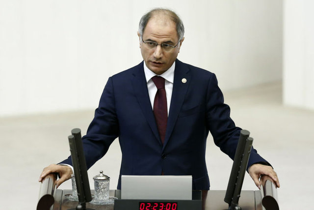 1991 yılında Trabzon'un Dernekpazarı İlçesi'ne Kaymakam olarak atandı. Daha sonra, ikişer yıl süre ile Ordu'nun Kabataş İlçesi Kaymakamlığı ve Tunceli Vali Yardımcılığı görevlerini yürüttü. 1999 yılında İçişleri Bakanlığı Eğitim Dairesi Başkanlığı Şube Müdürü olarak atandı ve sonrasında İçişleri Bakanlığı İller İdaresi Genel Müdürlüğü Daire Başkanı olarak görev yaptı.