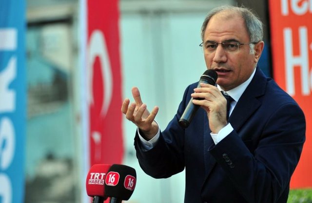 1988 yılında Sakarya Valiliği'nde kaymakam adayı olarak göreve başladı. Bolu'nun Gölyaka ve İsparta'nın Sütçüler İlçelerinde Kaymakam Vekilliği görevlerinde bulunduktan sonra, yurtdışı stajı kapsamında bir yıl İngiltere'de eğitim gördü.