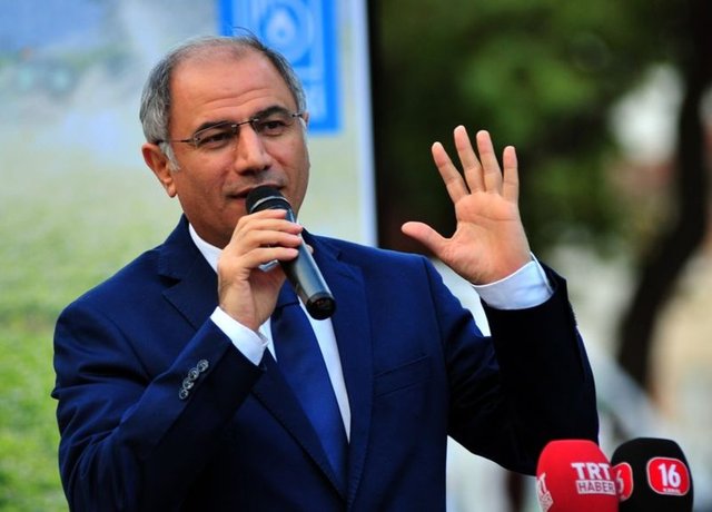 2001-2003 yılları arasında Turizm Bakanlığı'nda Turizm Eğitimi Genel Müdürlüğü ve Bakan Müşavirliği görevlerinde bulundu. 30 Ocak 2003 tarihinde Batman Valisi olarak atandı. 14 Eylül 2004 tarihinde Diyarbakır Valisi olarak atandı.