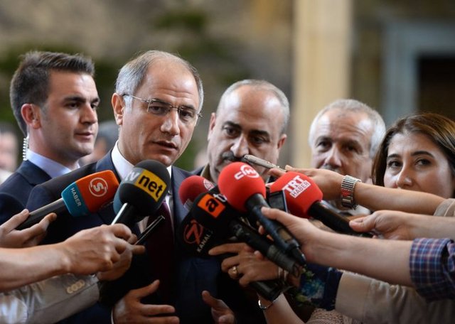 1983 yılında İstanbul Üniversitesi Siyasal Bilgiler Fakültesi Kamu Yönetimi Bölümü'nde lisans eğitimine başladı ve buradan 1987 yılında mezun oldu. Karadeniz Teknik Üniversitesi'nde İktisat alanında yüksek lisans yaptı.