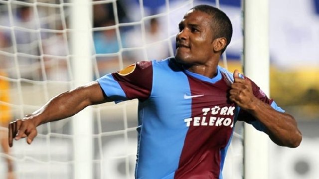 Florent Malouda: 2014 yılında Trabzonspor'da bekleneni veremedikten sonra kadroya giremeyen yıldız oyuncu, antrenmanlara katılmayarak yasal haklarını kullanmak üzere şehri terk etmiş, alacakları için de Trabzonspor'a ihtarname göndermişti. - (Fotospor)