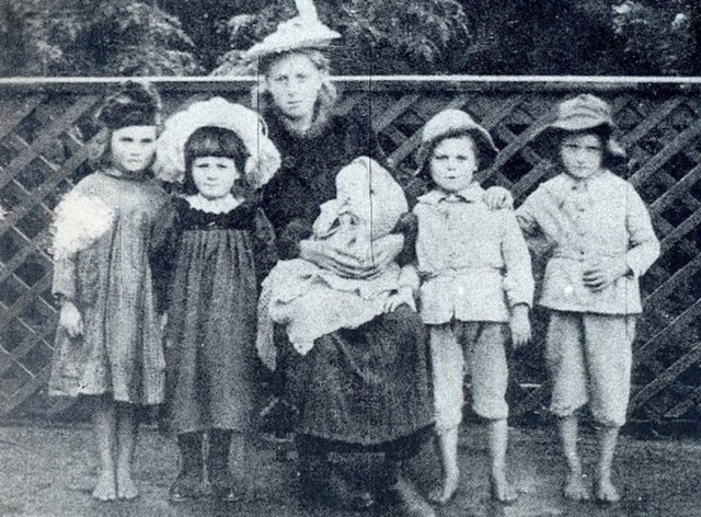 Evlatlık aldığı çocukları öldürmüştü ve evlatlık alınan çocuklar kayıt altında tutulmadıkları için bir süre farkedilmeden cinayetlerini sürdürdü...