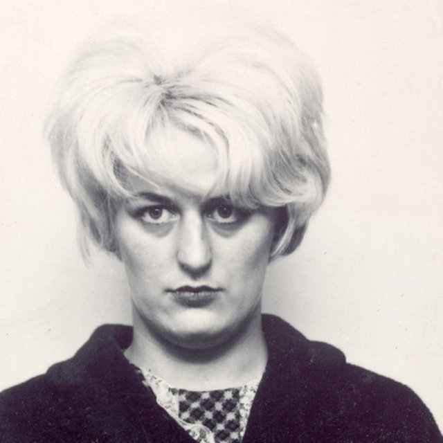 Myra Hindley (1942-2002)Myra Hindley İngiltere'de Moors cinayetleri olarak bilinen cinayetlerden sorumlu olan cani kadındır.