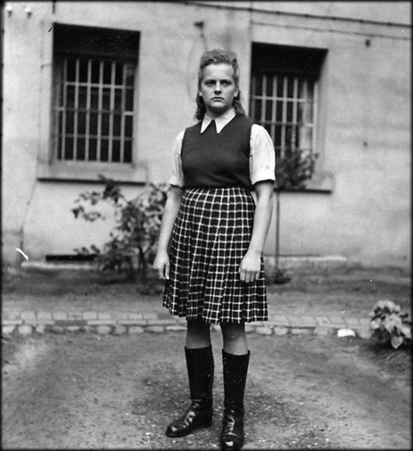 Irma Grese (1923 - 1945)Yine bir nazi, Irma Grese. Ravensbrück, Aushwitz ve Bergen-Belsen toplama kamplarında çalışan Irma Grese 30 bin kadın yahudinin ölümünden sorumludur.
