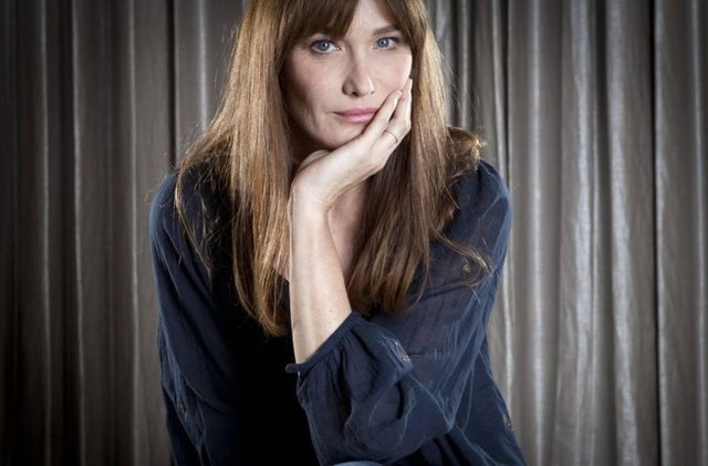 Carla Bruni (48 yaşında)