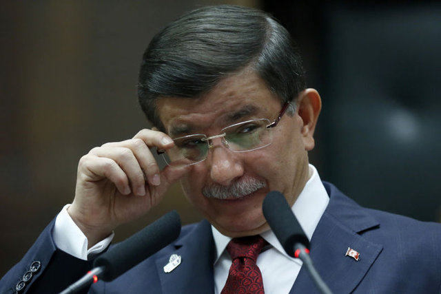 Başbakan Davutoğlu da tezahüratlar karşısında duygulanarak, zaman zaman gözyaşlarına hakim olamadı.