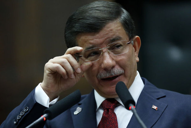 Başbakan Davutoğlu'nun konuşmasının sırasında grup toplantısını izleyen partililer yoğun tezahüratta bulundu. 