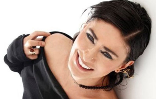 Yıldız Tilbe - Yalnız kalmaktan ve karanlıktan korkuyor.