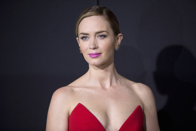 Emily Blunt - Otomobille giderken bir sokak lambası önünden geçtiği an diliyle damağını şaklatıyor.