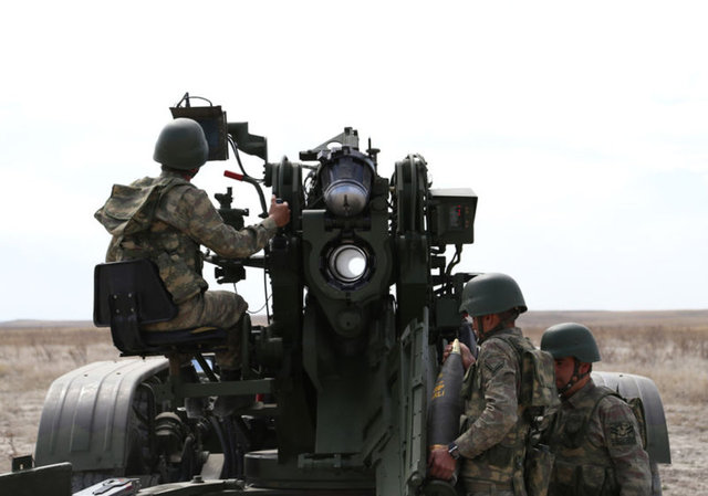 -Navigasyon sistemiyle konum tespiti yapıp, atış komutlarını hesaplayabilen otomatik namlu yönlendirme sistemiyle kendisini hedefe yönlendirebiliyor.