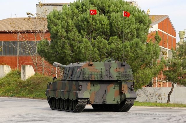 Arifiye ilçesindeki 1'inci Ana Bakım Merkezi Komutanlığında seri üretim çalışmalarına 2001 yılında başlanan, ardından 2004-2014 yılları arasında üretilen T-155 kundağı motorlu Fırtına obüslerinin sürüş ve manevra kabiliyetlerini Anadolu Ajansı ekibi görüntüledi.