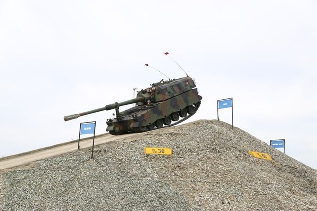 Kurulduğu günden itibaren tırtıllı araçların tasarım, imalat ve entegrasyonunun yapıldığı komutanlıkta, motor ve düzen yenileştirmesi, yürüyüş takımlarının, tüm klasik optik sistemlerin tasarım, imalat yenileştirilmesi görevlerini başarıyla yerine getirdiğini belirten Eren, "Desteklediği birliklere Odu Yağ Analiz Programı kapsamında yağ analizi, mekanik, elektronik kalibrasyon hizmeti, personel eğitimi, teknik destek ve müşavirlik hizmetleri görevlerini yerine getiren 1. Ana Merkez Komutanlığı tasarım, üretim, kalite güvence faaliyetlerini içine alan AQAP 2110 kalite belgesine sahiptir" diye konuştu.