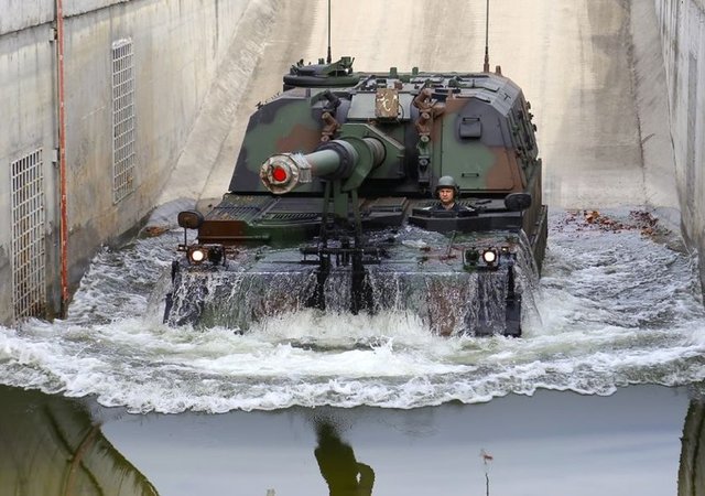 Tamamen yerli imkanlarla Türk mühendis ve işçileri tarafından tasarlanan Fırtına obüsleri, 20 ton zırh çeliği, 47 ton muharebe ağırlığı, 400 kilometre hareket sığasına sahip olması ve süratle mevzi değiştirebilme özellikleriyle düşmana korku salıyor.