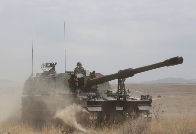 -5 kişilik ekibi, bir komutan, bir sürücü, bir nişancı, bir nişancı yardımcısı ve bir doldurucudan oluşuyor.